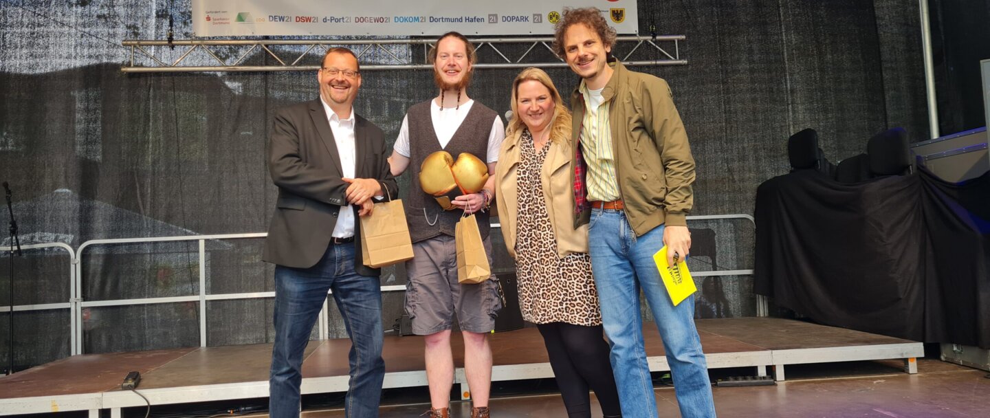Gruppenfoto auf der Bühne (v.l.n.r.: Bernd Schwabing, Jens Niemann, Angela Märtin, Rainer Holl)